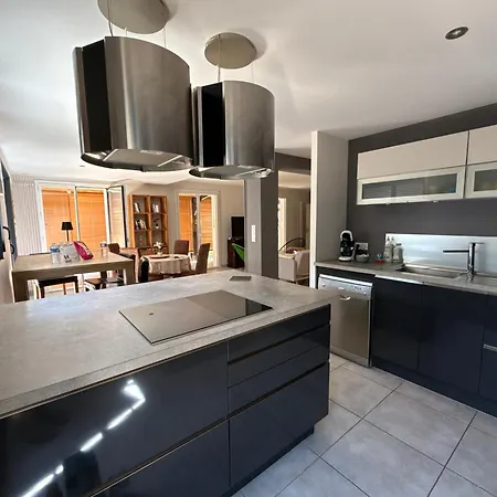 Le Clos Sarrail Maison Centre Jardin 8 Personnes